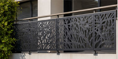 Brise-vue balcon et terrasse en plexiglas sur mesure 4 Habillage de garde corps