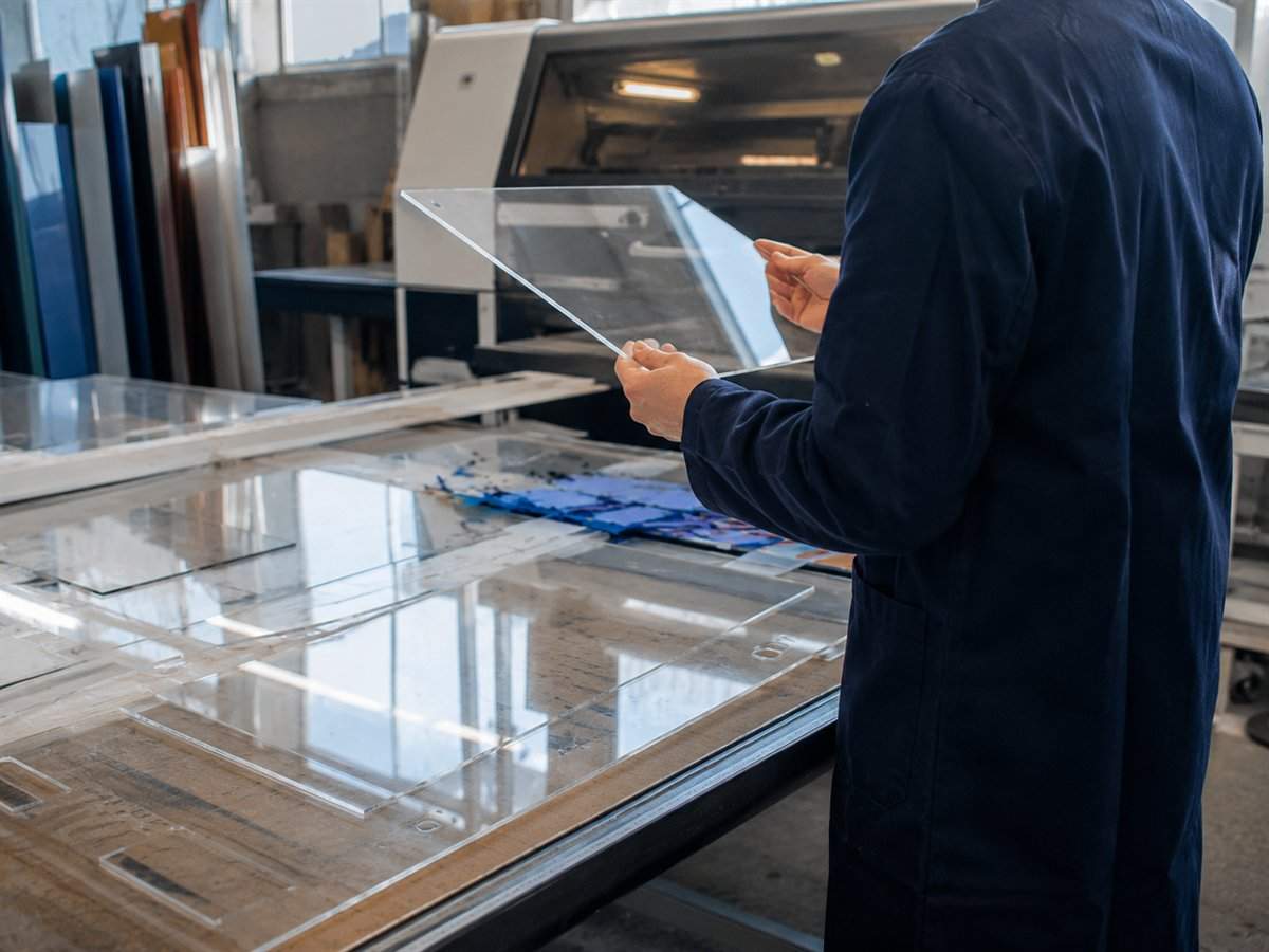 Atelier Aplastic 94 : contrôle d'une plaque de plexiglas découpée sur mesure