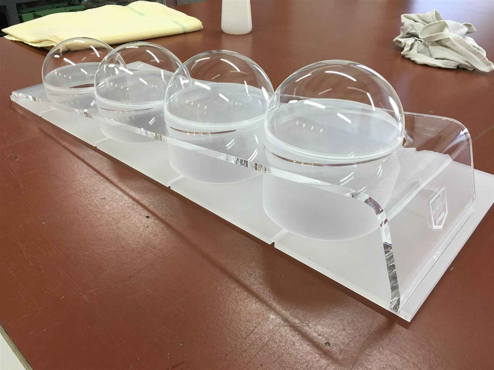 Cloches et présentoirs traiteur en Plexiglas® transparent