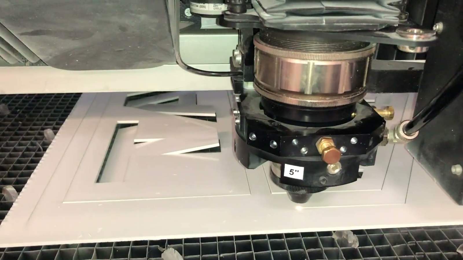 Découpe laser plastique Aplastic 94 - cliquez pour voir la vidéo