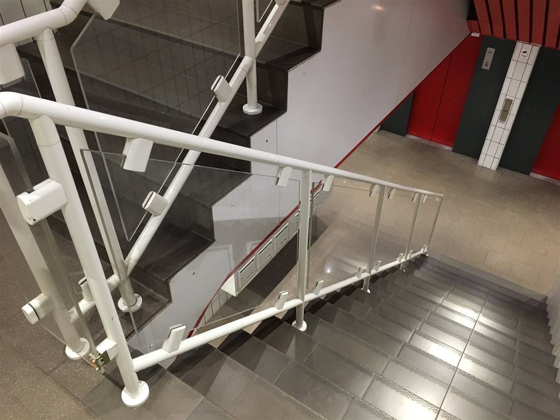 Architecture et bâtiment plastique sur mesure 3 Garde-corps et rampe d'escalier en Plexiglas® et inox sur mesure