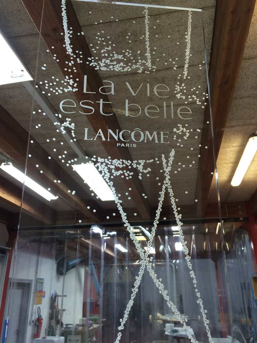 Gravure sur verre Lancôme signalétique boutique sur mesure - Aplastic 94