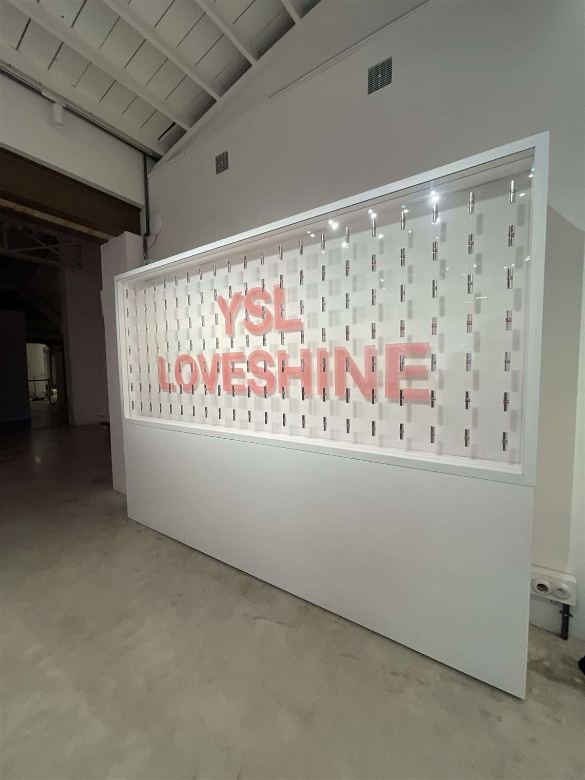 Habillage mural lumineux YSL en Plexiglas® rétroéclairé sur mesure