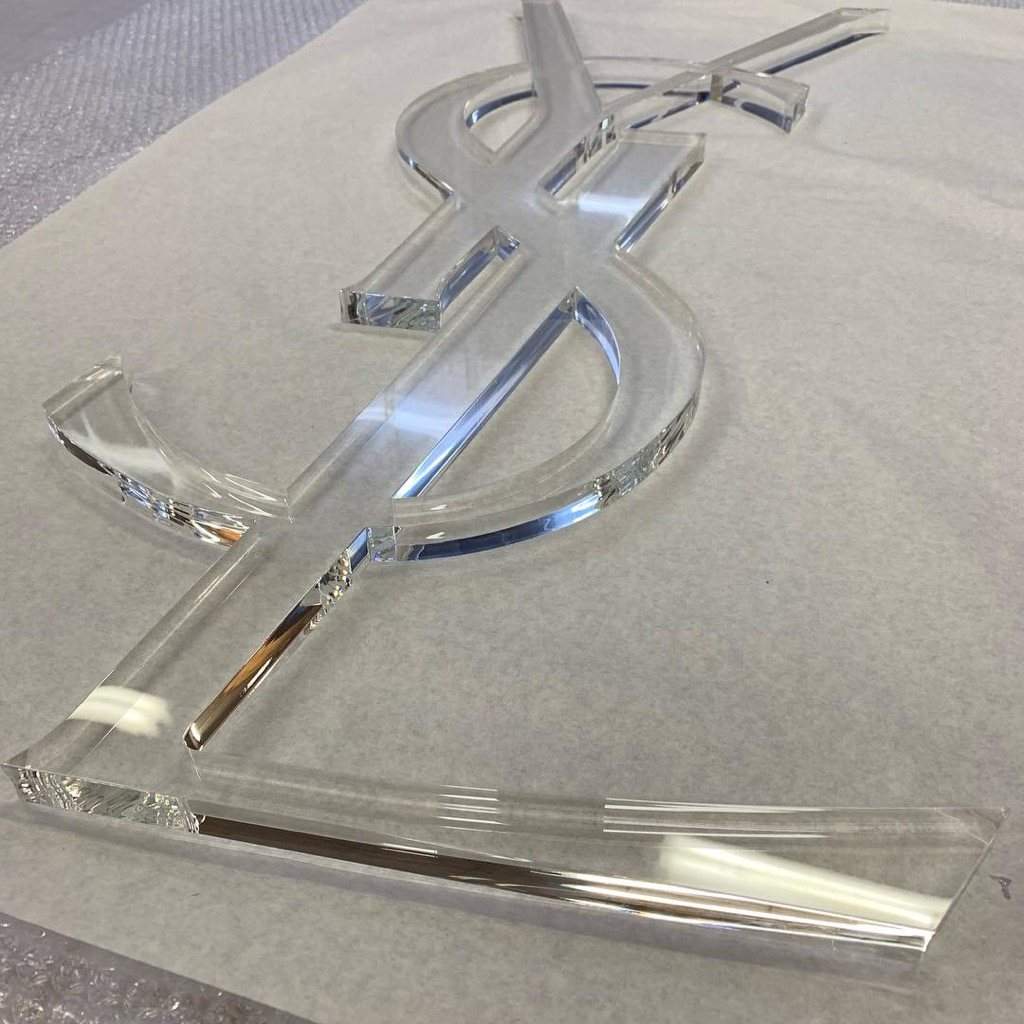 Logo YSL découpé en Plexiglas® transparent pour enseigne