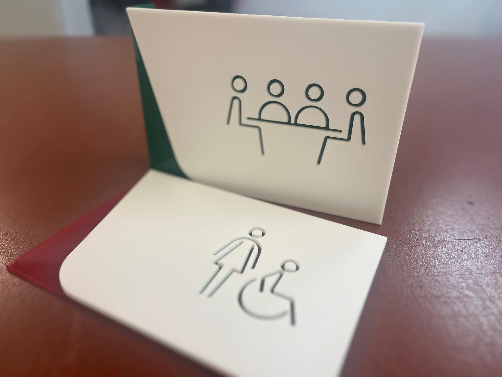 Panneau directionnel signalétique en Plexiglas® sur mesure