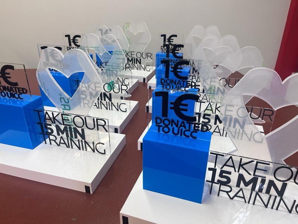 Signalétique événementielle : trophées en Plexiglas® sur mesure