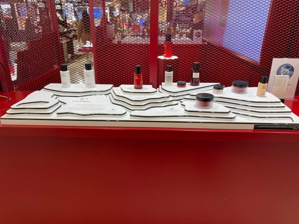 Stand PLV Chanel : structure événementielle en PMMA