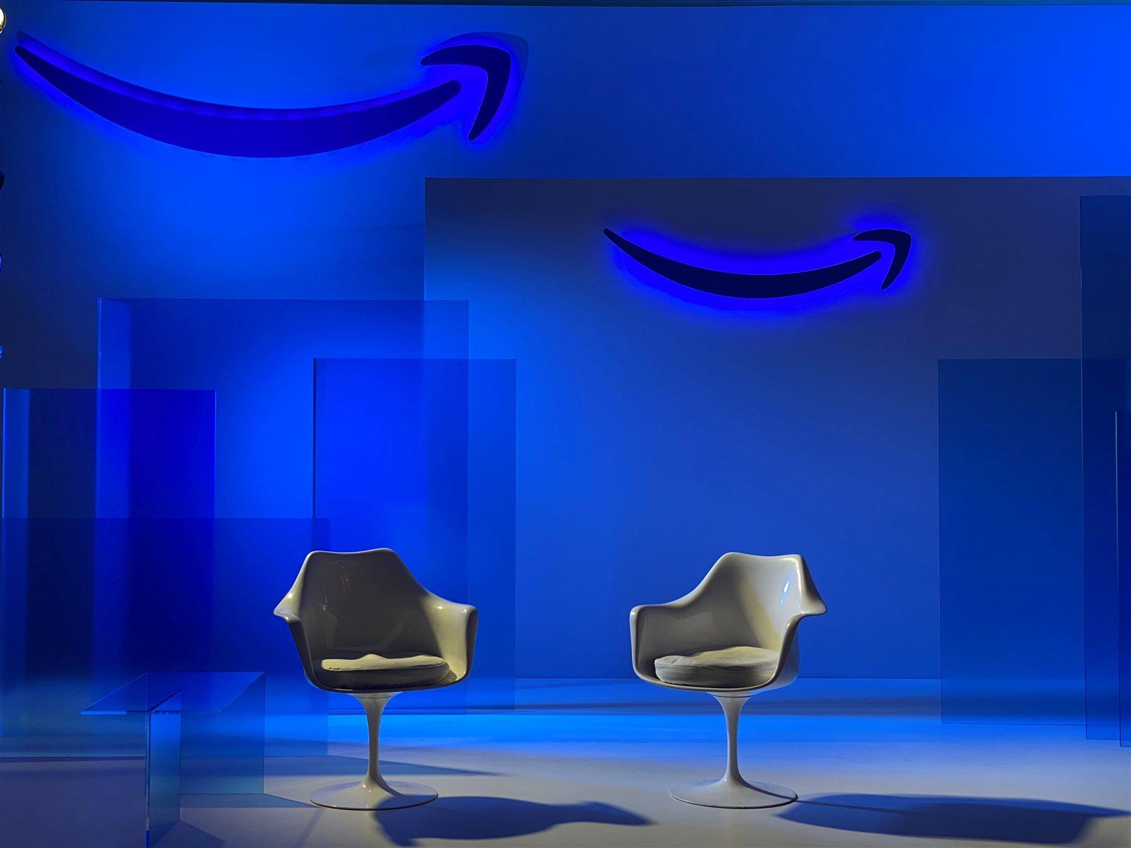 Stand lumineux bleu en Plexiglas® pour événement