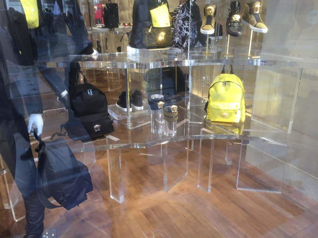 Vitrines & présentoirs plastique sur mesure 1 Vitrine de boutique en Plexiglas® sur mesure