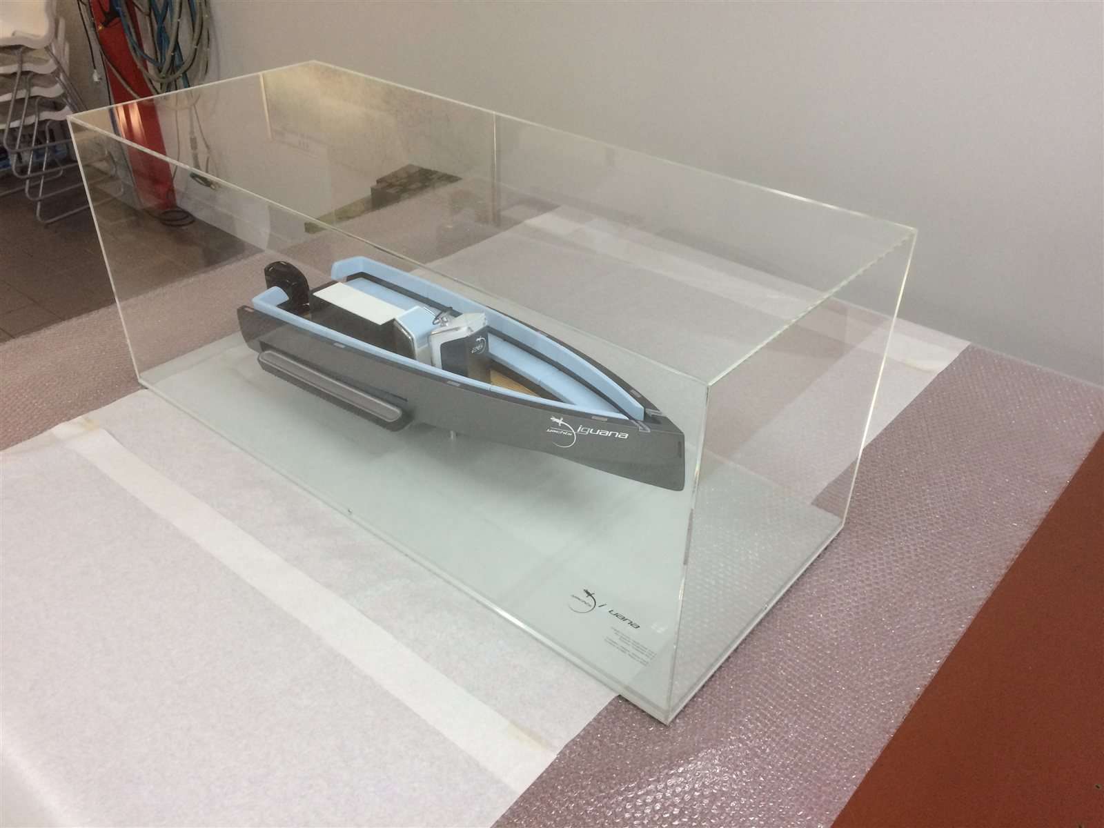Vitrine de protection en Plexiglas® pour maquette de bateau