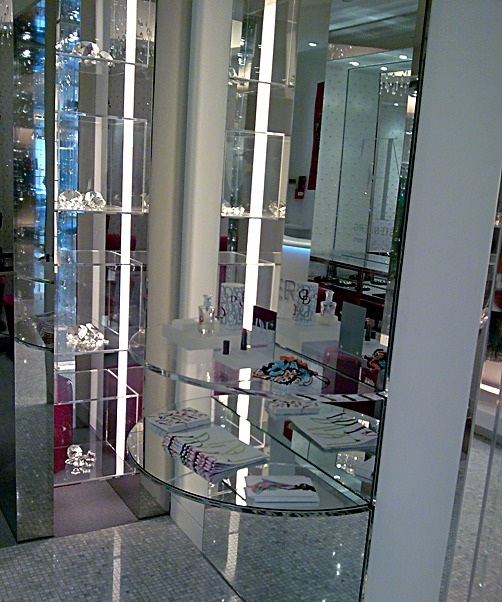 Agencement boutique en plexiglas miroir sur mesure - Aplastic 94
