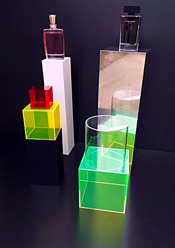 Présentoirs plexiglas colorés sur mesure pour parfumerie - Aplastic 94
